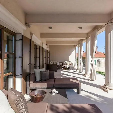 Sleeps 10 Pool Air Con Wifi 别墅 *