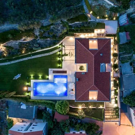 Sleeps 10 Pool Air Con Wifi *