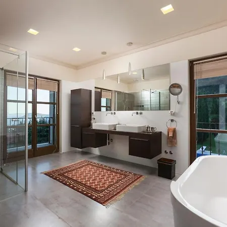 Sleeps 10 Pool Air Con Wifi Villa